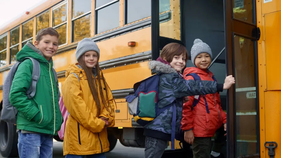 スクールバス運転手は、笑顔あふれる子ども達を安全に送迎するお仕事です！